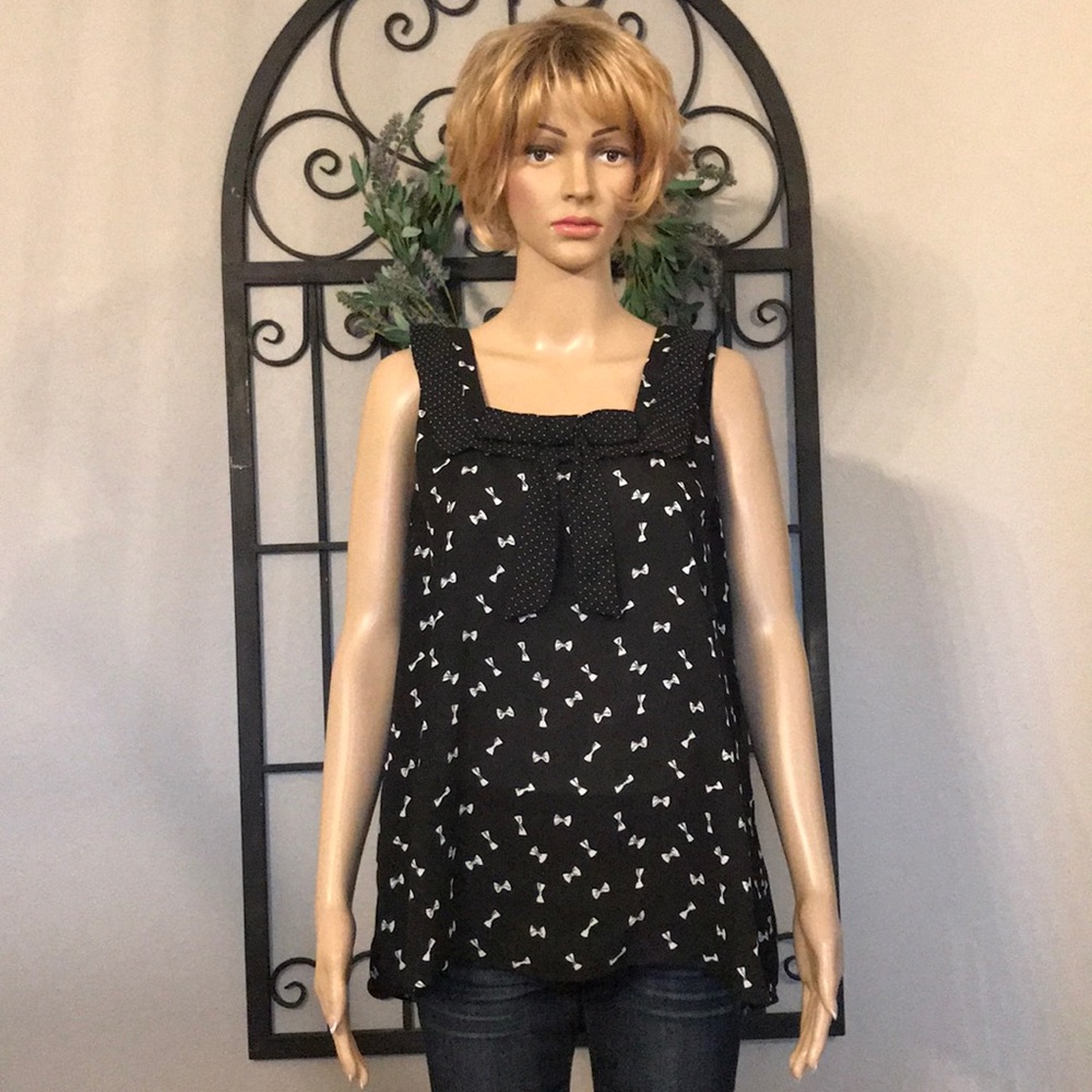 GENTLY WORN DISNEY SIGNATURE TOP. SIZE L